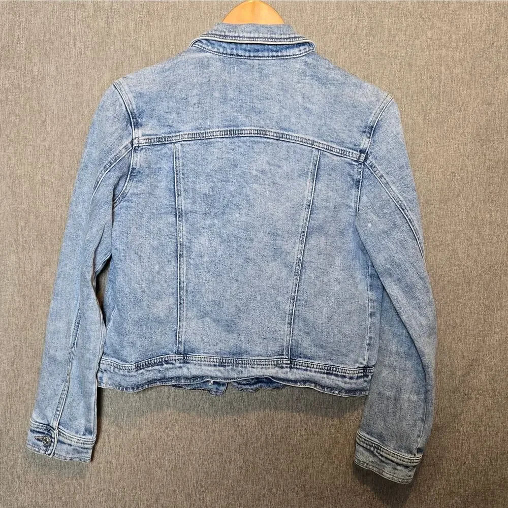 Wonderly Denim Jacket Light Wash Button Front Inside and Outside Pockets